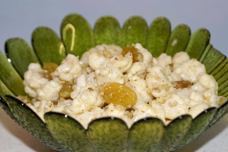Фото к рецепту: Салат из цветной капусты с изюмом, орехами и чесноком