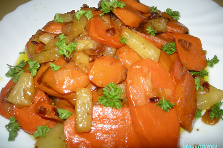 Фото к рецепту: Жареная морковь с ананасом