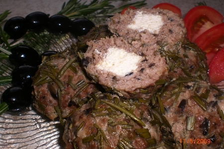Фото к рецепту: Мясные тефтели с маслинами,фетой и рoзмарином