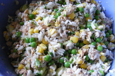 Салат рисовый с консервированным лососем