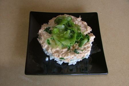 Фото к рецепту: Закусочные пирожные-суши с салатом