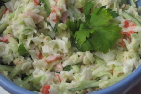 Фото к рецепту: Салат из авокадо с крабовыми палочками