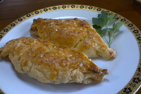 Фото к рецепту: Пирожки картофельные с брынзой