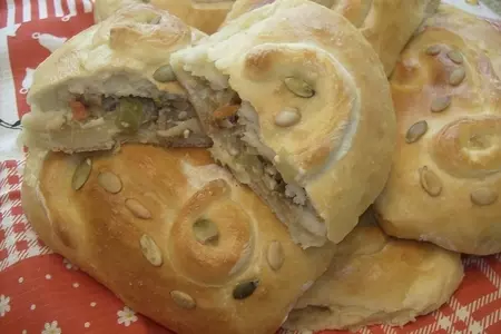 Мини-кулебяки с индейкой и тушенной капустой