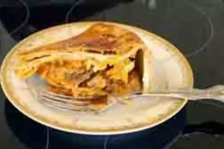 Мясо с овощами под крышкой из теста