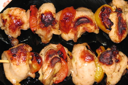 Фото к рецепту: Куриный шашлычок с овощами в духовке