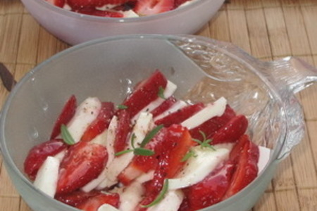 Фото к рецепту: Салат из клубники с моцареллой и медом