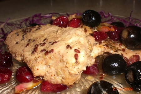 Запеченая медовая курица с маслинами и клюквой