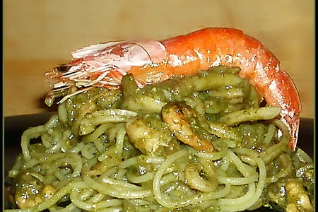 Спагетти с морепродуктами и соусом "песто"