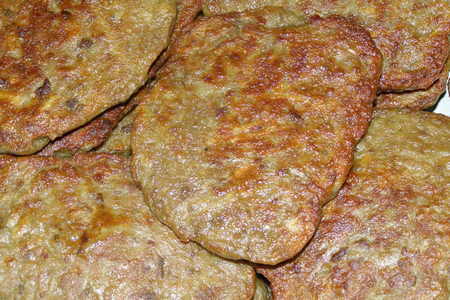 Фото к рецепту: Котлеты из картофеля с печенью