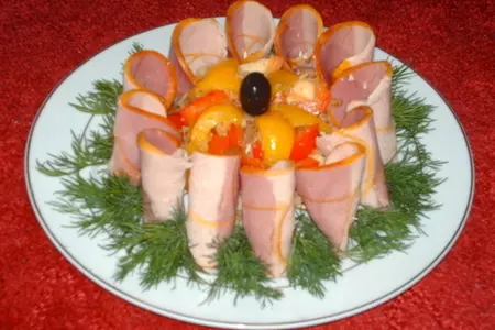 Овощной салат в короне из бекона