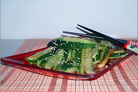 Фото к рецепту: Салат из свежих огурцов(на корейский лад)