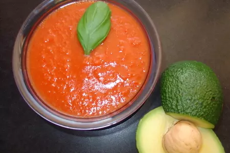 Быстрая аджичка из помидор в собственном соку к мясу-гриль.