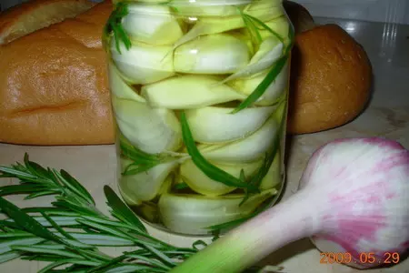 Чеснок в масле с розмарином