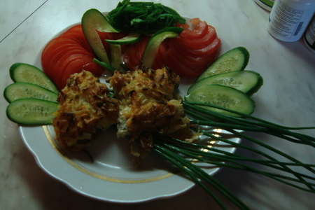 Рыба в кольчуге с салатом из овощей