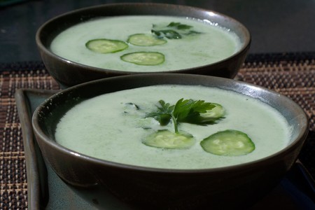 Фото к рецепту: Холодный огуречный суп за 5 минут.