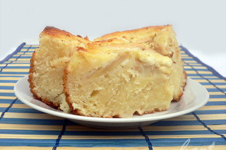 Фото к рецепту: Яблочный пирог с корицей и  сметанной заливкой