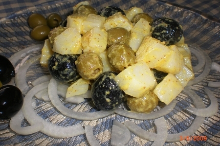 Картофельный салат с маслинами и оливками