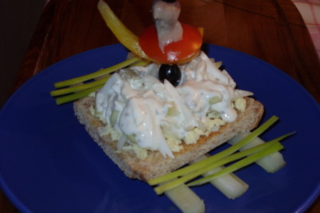Фото к рецепту: Закусочный тост "сельдь под "белой шубкой"