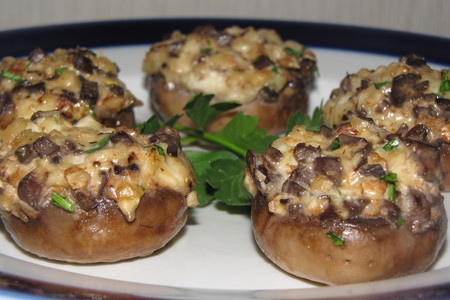 Фото к рецепту: Шампиньоны, фаршированные сыром и орехами