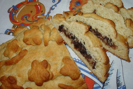 Фото к рецепту: Пирог с марципаном, черносливом и фундуком в медовой помадке.