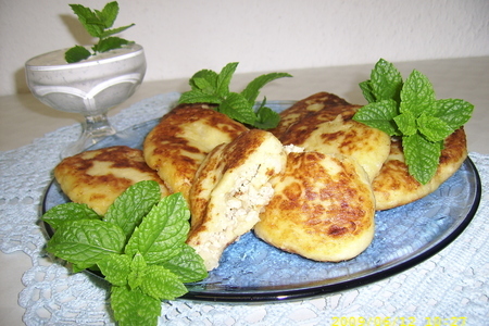 Фото к рецепту: Картофельные пирожки с куриным мясом