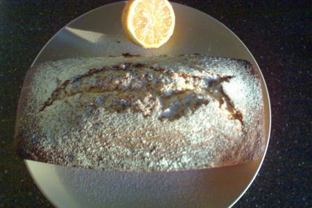 Фото к рецепту: Лимонный кекс с  орехами и коньяком