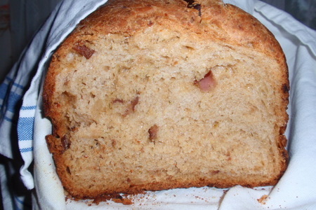Фото к рецепту: Пшенично-ржаной хлеб с охотничьим колбасками,сыром и персилладой в хлебопечке