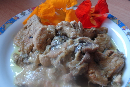 Фото к рецепту: Грудка индюшки в грибном соусе curry
