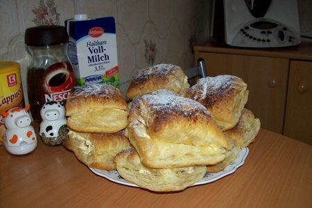 Фото к рецепту: Пироженные из слоёного теста с кремом и орехами