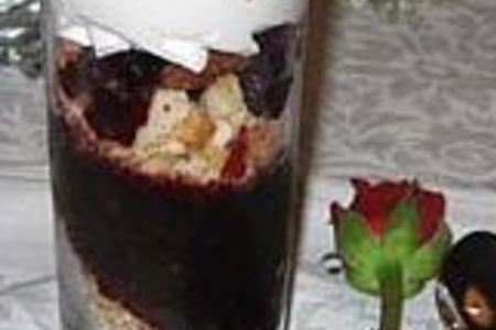 Фото к рецепту: Десерт с черной смородиной