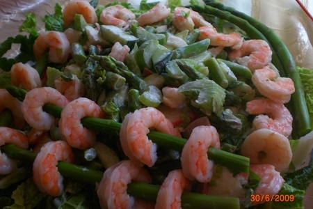 Крабовый салат с креветками и овощами "морская свежесть"
