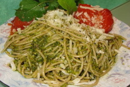 Фото к рецепту: Дачная серия. спагетти с песто из руколы и фисташек