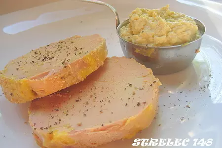 Фуа-гра с дипом из кешью и яичных желтков.