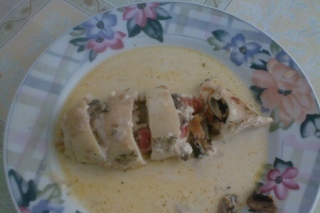 Фото к рецепту: Кальмары фаршированные овощами в луковом соусе  .