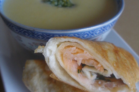 Кукурузный крем - суп с песто и лососевыми роллами