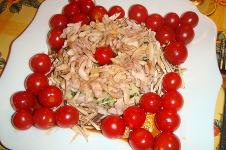 Фото к рецепту: Салат с копченой курочкой