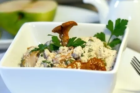 Салат из курицы с лисичками