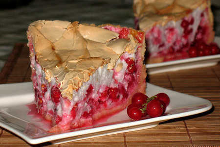 Фото к рецепту: Пирог с безе и красной смородиной (traeubleskuchen)