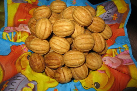 Фото к рецепту: Печенье " орешки " с заварным кремом
