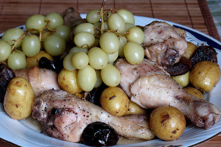 Фото к рецепту: Курица с сухофруктами