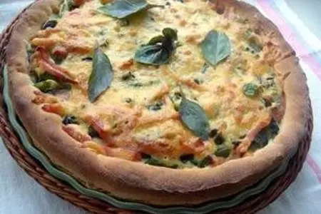 Ароматный пирог с баклажанами, зеленой фасолью и ветчиной.