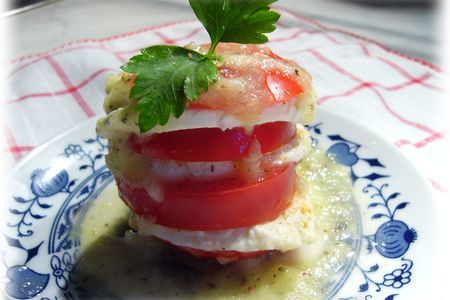 Фото к рецепту: Башенки из помидоров с моцареллой под дынным соусом