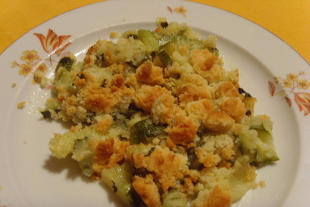 Фото к рецепту: Крамбел (crumble) из кабачков под пармезаном