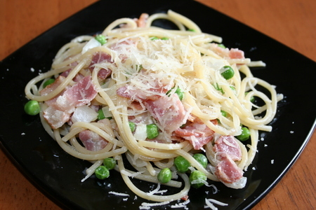 Спагетти с беконом и зеленым горошком