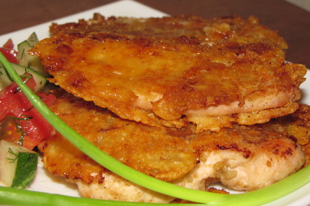 Фото к рецепту: Куриное филе, запечённое в сыре и сухарях
