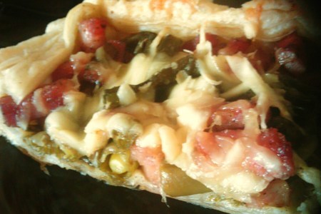 Пирог из слоёного теста с зелёной фасолью и беконом.