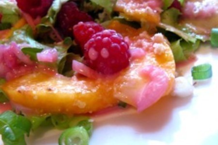 Салат с персиками и малиной