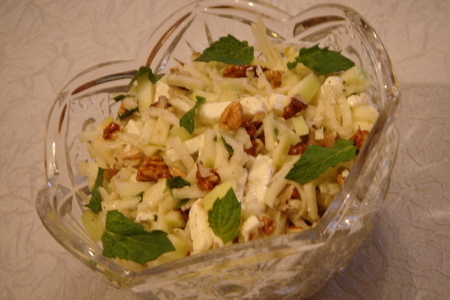 Фото к рецепту: Салат из кольраби с яблоком  и грецкими орехами