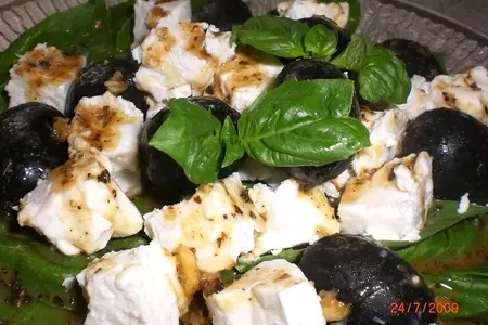 Салат из брынзы с греческим соусом
